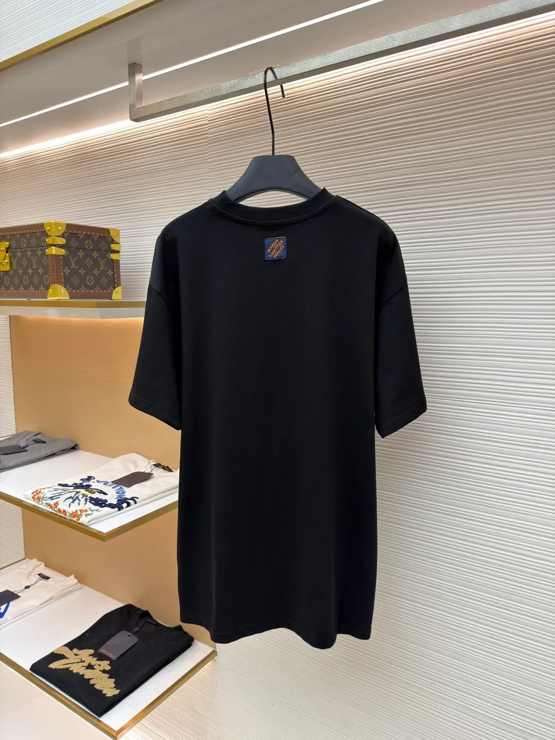 LOUIS VUITTON round neck beaded embroidered short-sleeved T-shirt ●Original version: purchased and developed by 11353 ●Item number: 1681544-A15 ●Material: cotton fabric ●Technology: beading ●Color: black ●Version: fitted version ●Weight: about 310 grams ●Size: XS-S-M-L ●Description: This black T-shirt is made of 100% High-quality cotton fabric, soft to the touch, skin-friendly and breathable. The round neck design fits the neck line and is neatly cut, presenting a classic and simple silhouette. The word "Vuitton" on the chest is the highlight of the entire work: using hand-beading technology, each tiny bead is carefully arranged by craftsmen and fixed on the fabric at precise spacing and angles, forming smooth curves and a full three-dimensional sense. This process not only gives the letters a delicate luster, but also adds to the overall texture and high-end feel. The stitching on the body is even and neat, about 12 stitches per inch, ensuring a solid structure and not easily deformed. The hem and cuffs are smooth and neat, and the edges are clean and neat, reflecting the exquisite craftsmanship of clothing. The overall style presents a low-key luxury style, which is not only suitable for daily wear, but also shows quality and taste in the details. The overall wiring is straight and delicate, the fabric is comfortable and soft, and the color is consistent without color difference. It can be matched with the same style to create a fashionable look and control various occasions. Customized accessories, complete with three standards, same style for men and women!